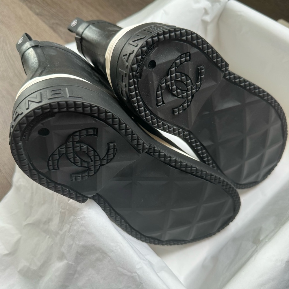 CHANEL Black and White Winter Boots - Picture 5 of 6